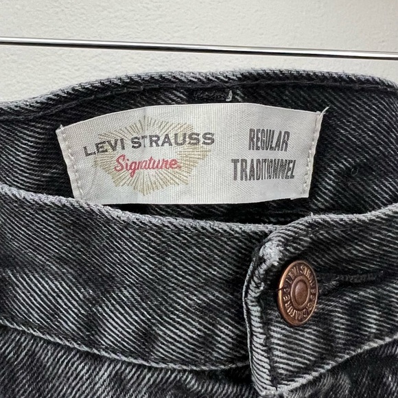 Levi’s Distressed Jeans - Picture 2 of 6